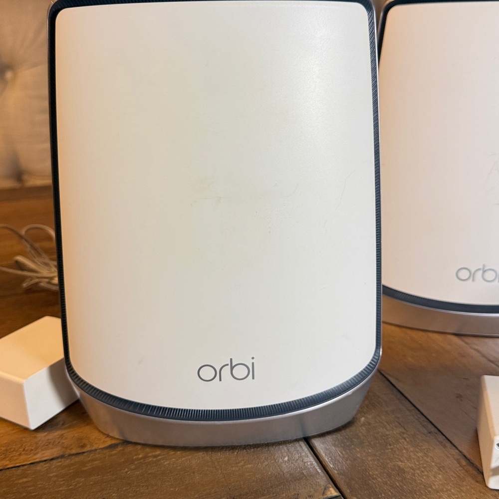 Orbi Router RBR850 and 2 Satellites RBS850 - Picture 2 of 9